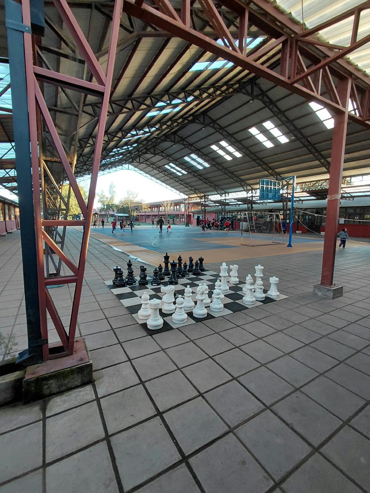 Tablero gigante de ajedrez en el gimnasio