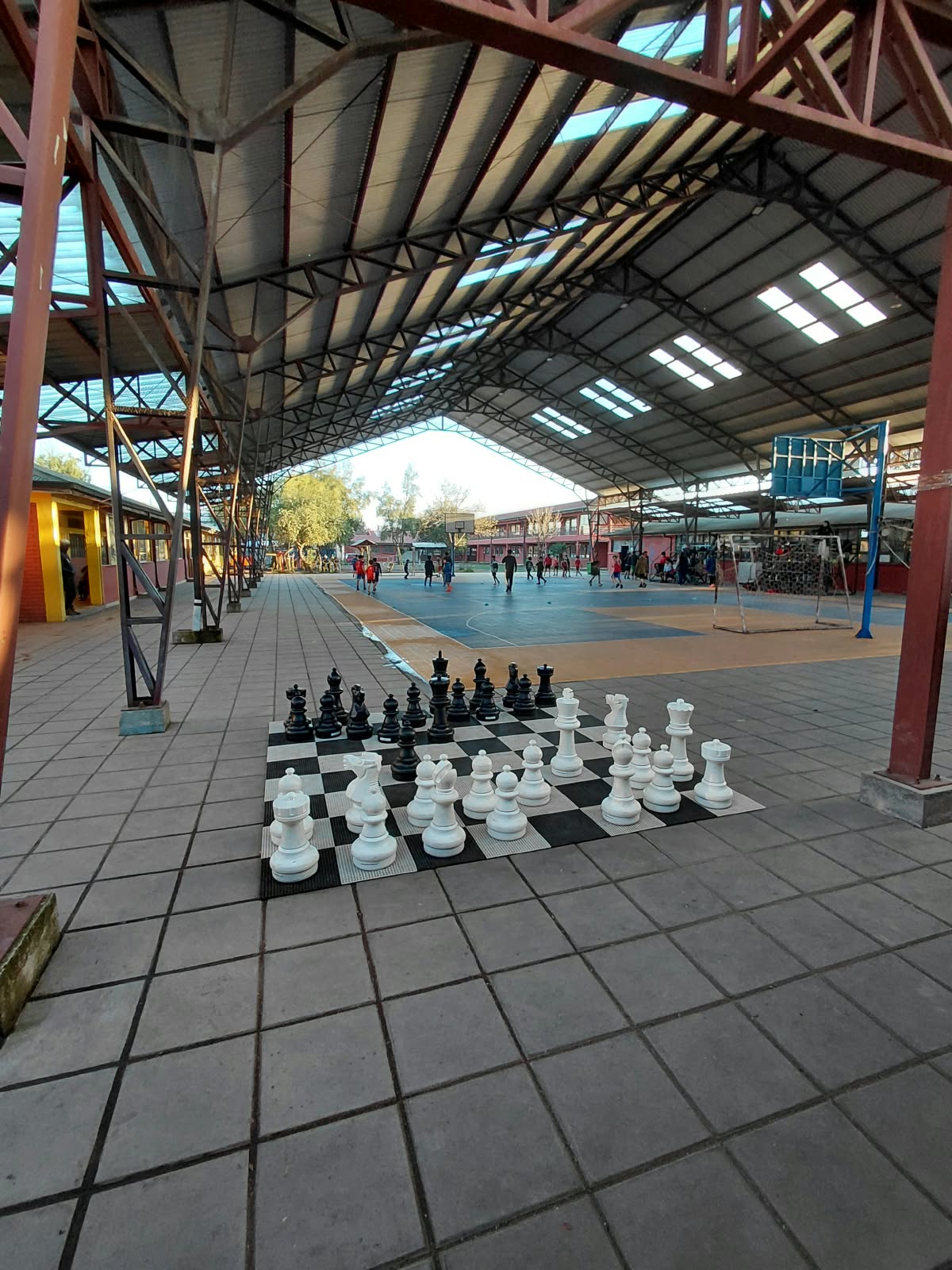 Espacio deportivo y tablero gigante de ajedrez